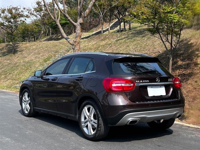 Gla200 原鈑件 小巧休旅結合賓士質感 渦輪動力輕快省油 底盤穩定扎實 通勤代步與假日出遊都合適  第2張相片