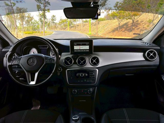 Gla200 原鈑件 小巧休旅結合賓士質感 渦輪動力輕快省油 底盤穩定扎實 通勤代步與假日出遊都合適  第5張相片