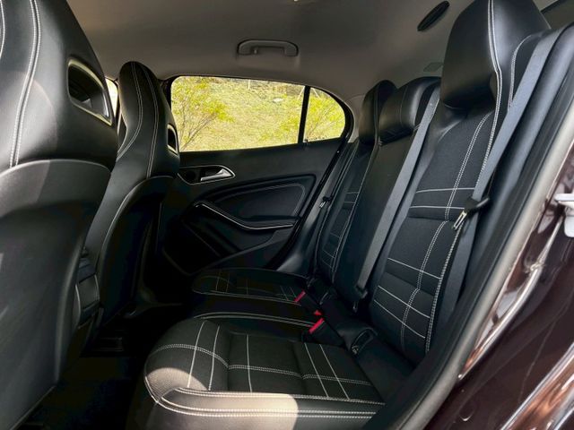 Gla200 原鈑件 小巧休旅結合賓士質感 渦輪動力輕快省油 底盤穩定扎實 通勤代步與假日出遊都合適  第7張相片