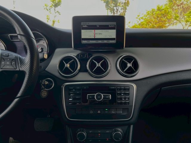 Gla200 原鈑件 小巧休旅結合賓士質感 渦輪動力輕快省油 底盤穩定扎實 通勤代步與假日出遊都合適  第12張相片