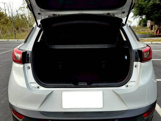 Cx3 頂級型 原鈑件 外型俐落 車身靈活 內裝質感細膩 操控輕快順手 兼顧都會代步與休旅實用性  第16張相片