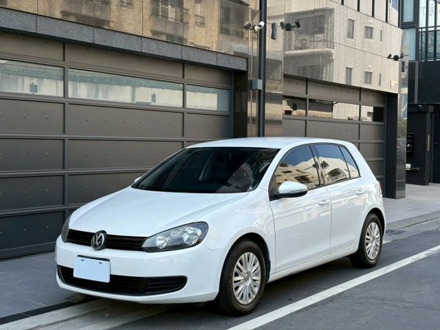 Golf 掀背經典代表 操控靈活 底盤紮實 車室質感出色 兼顧通勤便利與駕馭樂趣 實用與品味兼具  第1張相片