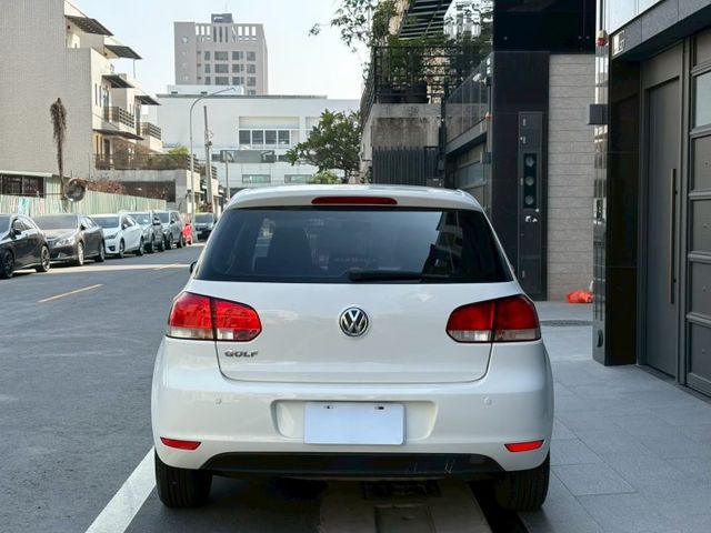 Golf 掀背經典代表 操控靈活 底盤紮實 車室質感出色 兼顧通勤便利與駕馭樂趣 實用與品味兼具  第4張相片