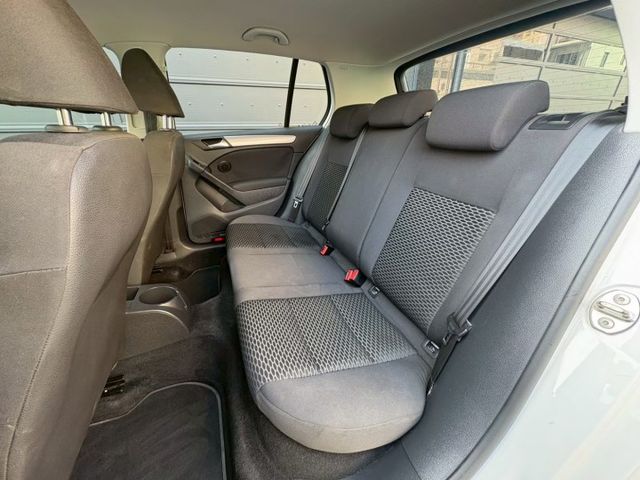 Golf 掀背經典代表 操控靈活 底盤紮實 車室質感出色 兼顧通勤便利與駕馭樂趣 實用與品味兼具  第7張相片