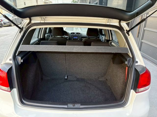 Golf 掀背經典代表 操控靈活 底盤紮實 車室質感出色 兼顧通勤便利與駕馭樂趣 實用與品味兼具  第9張相片