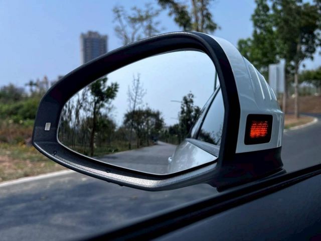 A4 avant 原鈑 兼具運動感與實用空間 操控穩定 質感細膩 旅行車身更顯品味 日常代步與家庭出遊都合適  第6張相片