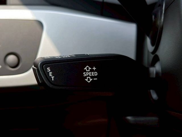 A4 avant 原鈑 兼具運動感與實用空間 操控穩定 質感細膩 旅行車身更顯品味 日常代步與家庭出遊都合適  第11張相片