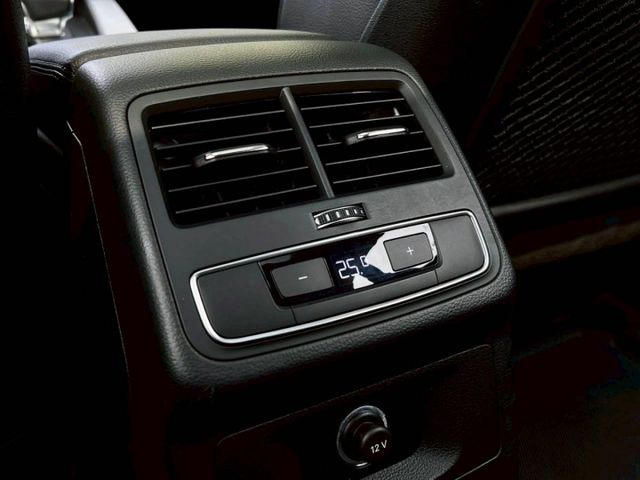 A4 avant 原鈑 兼具運動感與實用空間 操控穩定 質感細膩 旅行車身更顯品味 日常代步與家庭出遊都合適  第16張相片