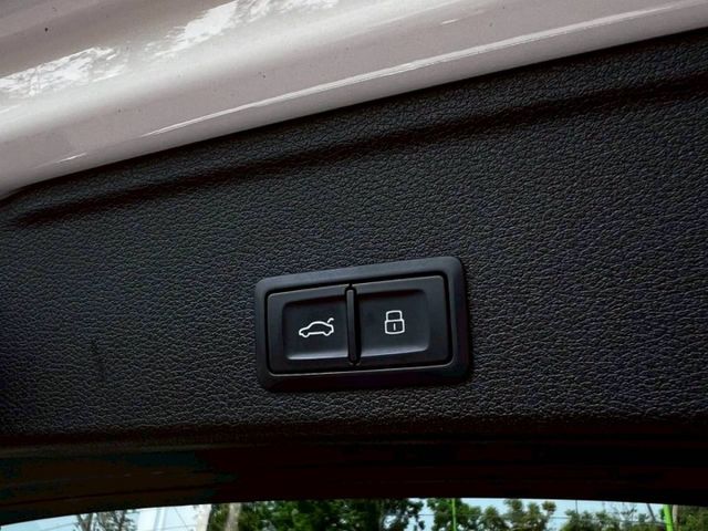 A4 avant 原鈑 兼具運動感與實用空間 操控穩定 質感細膩 旅行車身更顯品味 日常代步與家庭出遊都合適  第18張相片