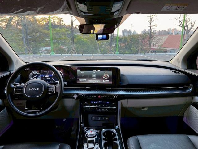 Carnival 尊貴7人座 MPV 空間寬敞 乘坐舒適 配備豐富又有質感 家庭出遊 商務接送都體面又實用  第7張相片