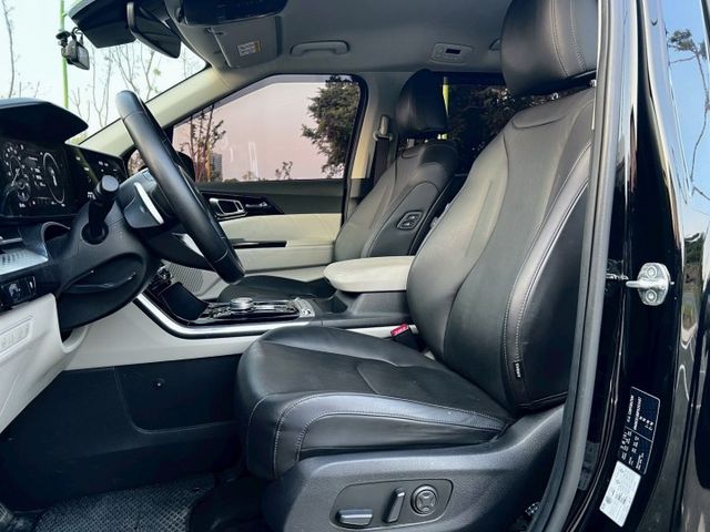 Carnival 尊貴7人座 MPV 空間寬敞 乘坐舒適 配備豐富又有質感 家庭出遊 商務接送都體面又實用  第8張相片