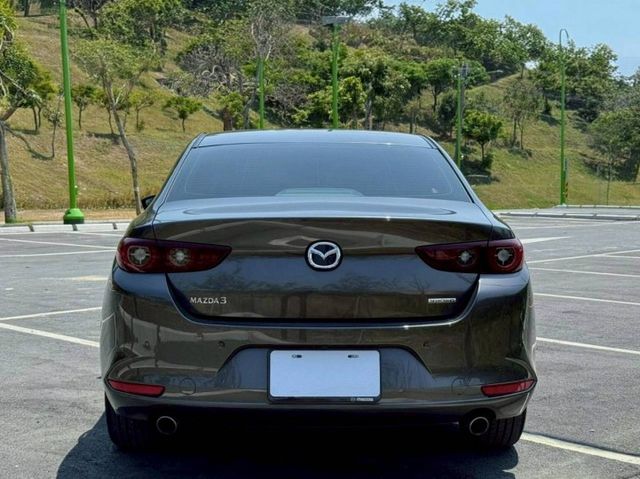 Mazda3 20S Premium 原鈑 質感與科技兼具 外型俐落 配備完善 內裝精緻舒適 展現日系房車高質感魅力  第4張相片