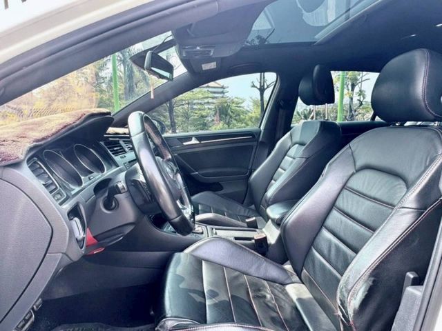 Golf gti 經典鋼炮代表 操控靈活 加速帶勁 日常代步與熱血駕馭一次滿足 實用又有樂趣的好選擇  第6張相片