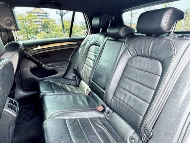 Golf gti 經典鋼炮代表 操控靈活 加速帶勁 日常代步與熱血駕馭一次滿足 實用又有樂趣的好選擇  第7張相片