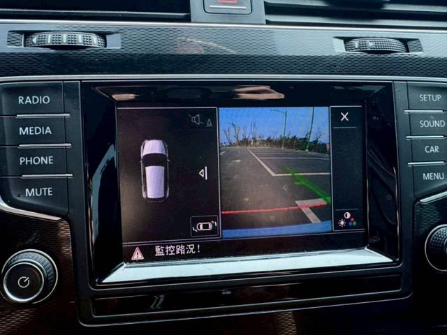 Golf gti 經典鋼炮代表 操控靈活 加速帶勁 日常代步與熱血駕馭一次滿足 實用又有樂趣的好選擇  第10張相片