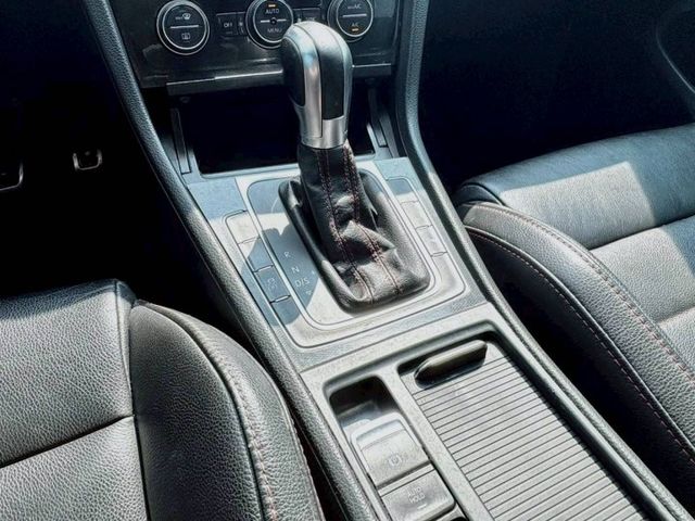 Golf gti 經典鋼炮代表 操控靈活 加速帶勁 日常代步與熱血駕馭一次滿足 實用又有樂趣的好選擇  第11張相片