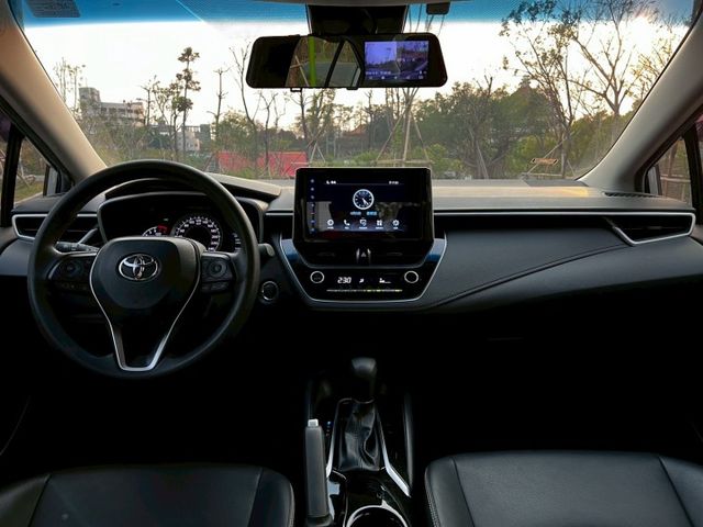 Altis 豪華 外型俐落大方 省油好養 妥善率高 空間舒適實用 搭配完整主動安全配備 家庭代步與通勤的首選  第6張相片