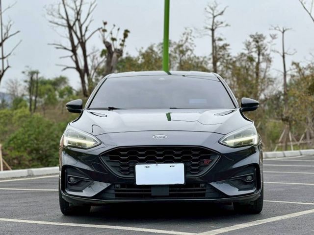 Focus STline 原鈑 外型動感帥氣 配有運動化 操控俐落 兼具駕馭樂趣與日常實用性 年輕感十足的熱門選擇  第3張相片