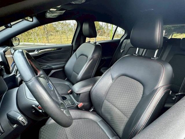 Focus STline 原鈑 外型動感帥氣 配有運動化 操控俐落 兼具駕馭樂趣與日常實用性 年輕感十足的熱門選擇  第6張相片