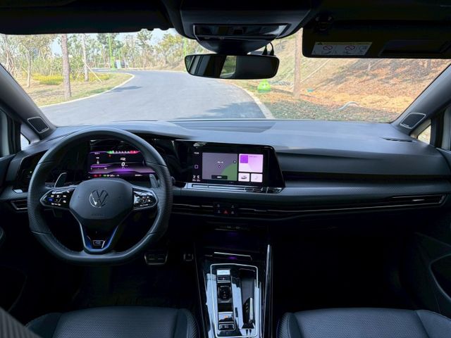 Golf R 原鈑 披著掀背外皮的性能猛獸 搭載強悍動力與四驅操控 直線超快 彎道夠穩 日常代步與熱血駕馭一次滿足  第6張相片