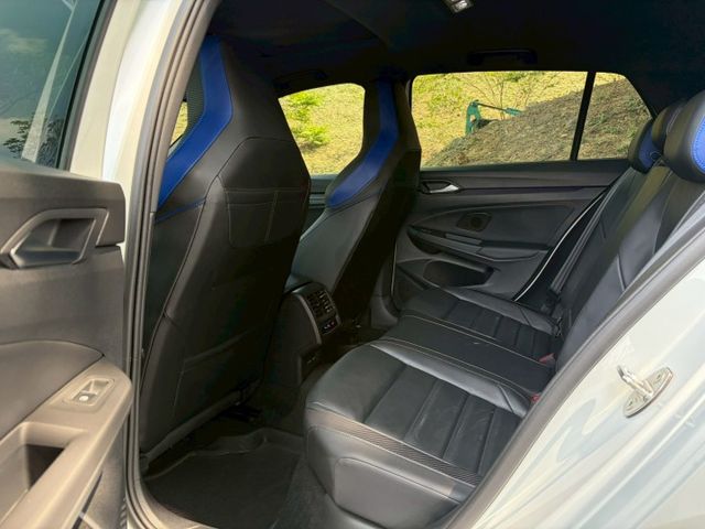 Golf R 原鈑 披著掀背外皮的性能猛獸 搭載強悍動力與四驅操控 直線超快 彎道夠穩 日常代步與熱血駕馭一次滿足  第8張相片