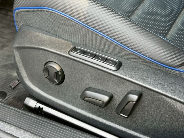 Golf R 原鈑 披著掀背外皮的性能猛獸 搭載強悍動力與四驅操控 直線超快 彎道夠穩 日常代步與熱血駕馭一次滿足  第14張相片