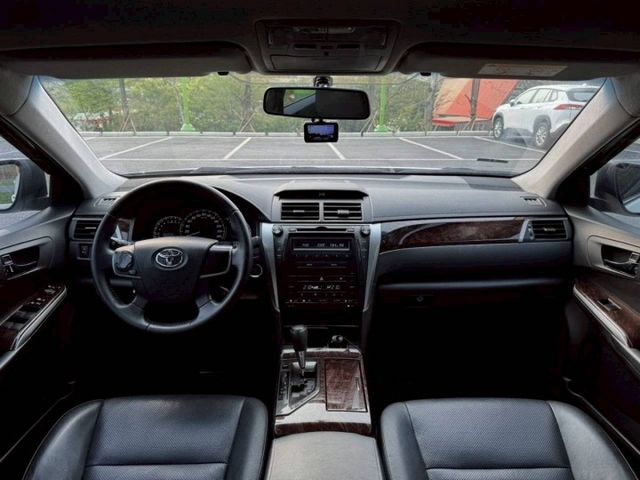Camry 豪華 原鈑 經典中大型房車代表 空間寬敞 乘坐舒適 搭配穩定耐用的動力表現 日常通勤與家庭用車都很稱職  第6張相片