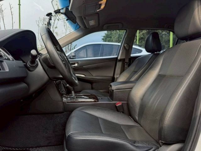 Camry 豪華 原鈑 經典中大型房車代表 空間寬敞 乘坐舒適 搭配穩定耐用的動力表現 日常通勤與家庭用車都很稱職  第7張相片