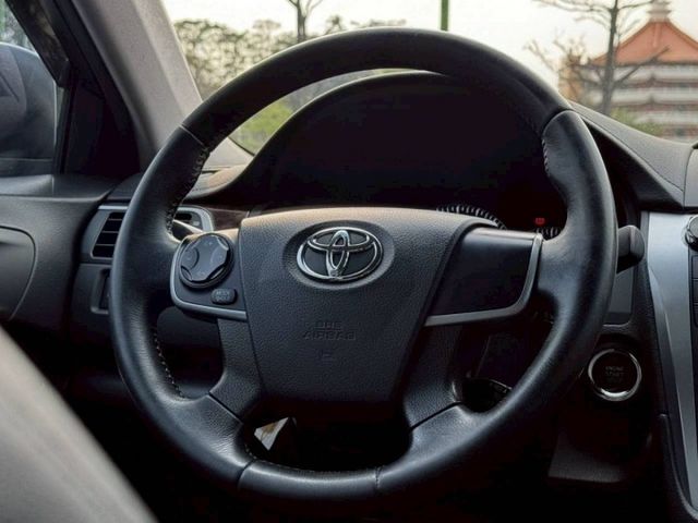 Camry 豪華 原鈑 經典中大型房車代表 空間寬敞 乘坐舒適 搭配穩定耐用的動力表現 日常通勤與家庭用車都很稱職  第9張相片