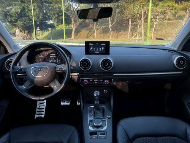 A3 SEDAN 40TFSI 原鈑件 入門豪華門檻低  S tronic 7速雙離合變速箱 小型豪華房車裡兼顧性能  第5張相片