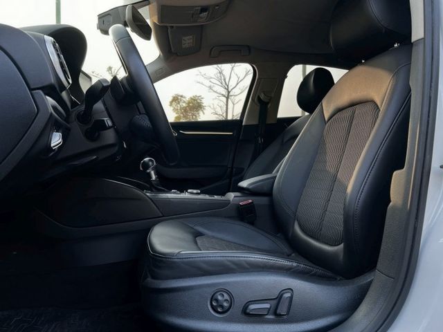 A3 SEDAN 40TFSI 原鈑件 入門豪華門檻低  S tronic 7速雙離合變速箱 小型豪華房車裡兼顧性能  第6張相片