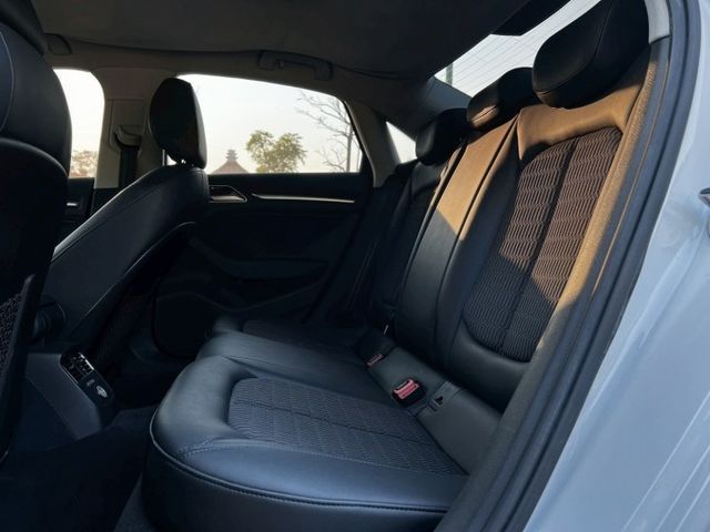 A3 SEDAN 40TFSI 原鈑件 入門豪華門檻低  S tronic 7速雙離合變速箱 小型豪華房車裡兼顧性能  第7張相片