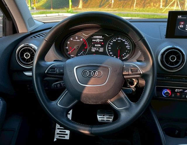 A3 SEDAN 40TFSI 原鈑件 入門豪華門檻低  S tronic 7速雙離合變速箱 小型豪華房車裡兼顧性能  第8張相片