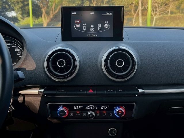 A3 SEDAN 40TFSI 原鈑件 入門豪華門檻低  S tronic 7速雙離合變速箱 小型豪華房車裡兼顧性能  第11張相片
