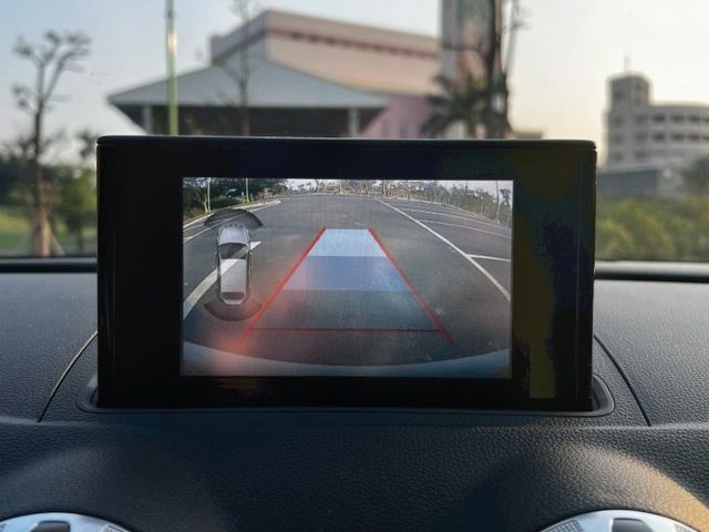 A3 SEDAN 40TFSI 原鈑件 入門豪華門檻低  S tronic 7速雙離合變速箱 小型豪華房車裡兼顧性能  第12張相片