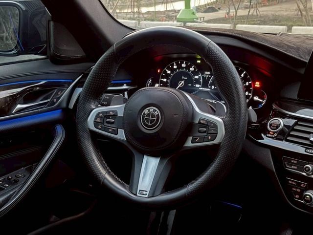 530i Msport 原鈑件 5AT 天窗 360環景 抬顯 L7音響 電吸門 電尾門  第8張相片