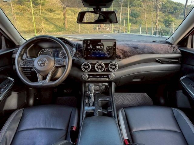 Sentra 尊爵版  原鈑件 安全配備齊全  內裝舒適有質感  油耗省好養車  外型年輕時尚  適合首購與家庭使用  第5張相片