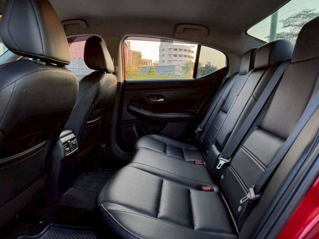 Sentra 尊爵版  原鈑件 安全配備齊全  內裝舒適有質感  油耗省好養車  外型年輕時尚  適合首購與家庭使用  第7張相片