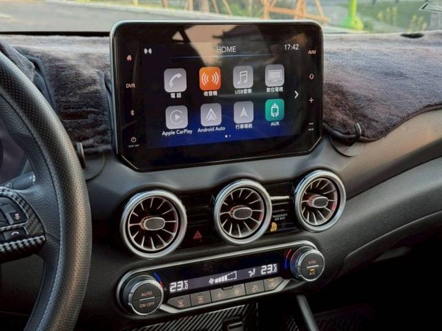 Sentra 尊爵版  原鈑件 安全配備齊全  內裝舒適有質感  油耗省好養車  外型年輕時尚  適合首購與家庭使用  第9張相片