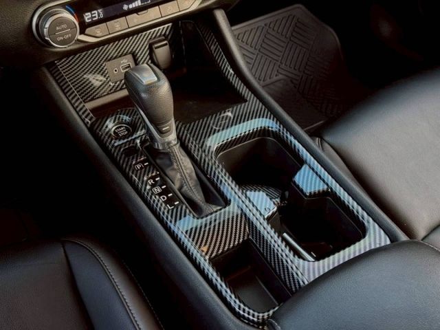 Sentra 尊爵版  原鈑件 安全配備齊全  內裝舒適有質感  油耗省好養車  外型年輕時尚  適合首購與家庭使用  第10張相片