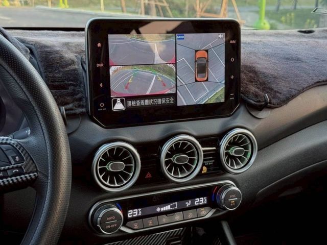 Sentra 尊爵版  原鈑件 安全配備齊全  內裝舒適有質感  油耗省好養車  外型年輕時尚  適合首購與家庭使用  第11張相片