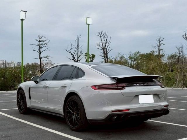 Panamera 車況氣氛佳  配21吋鋁圈 LED頭燈 跑車計時 升降尾翼 PASM氣壓懸吊 免鑰與環景盲點  第2張相片