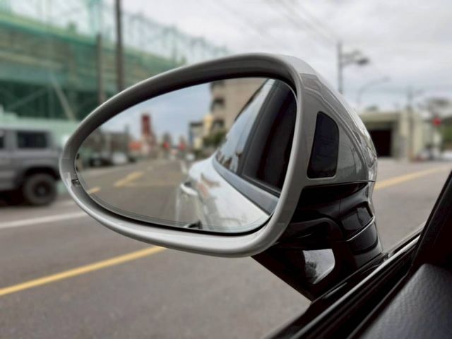 Panamera 車況氣氛佳  配21吋鋁圈 LED頭燈 跑車計時 升降尾翼 PASM氣壓懸吊 免鑰與環景盲點  第5張相片