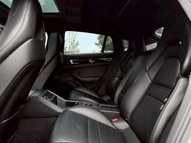 Panamera 車況氣氛佳  配21吋鋁圈 LED頭燈 跑車計時 升降尾翼 PASM氣壓懸吊 免鑰與環景盲點  第12張相片