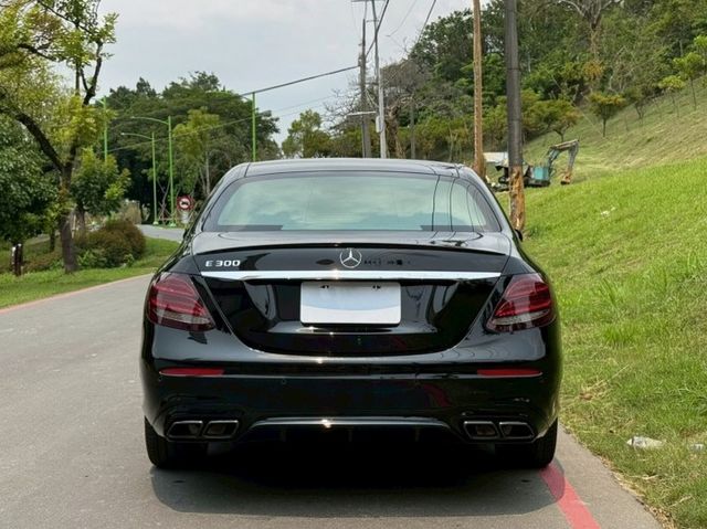 E300 AMG Line，原鈑件，P20全套智慧輔助  柏林之音，雙螢幕豪華科技，配備滿載好入手  第4張相片