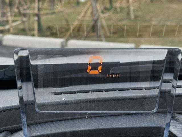 U6 1.8 魅力型  渦輪有力，低里程原鈑件，3D環景、HUD抬顯與聲控科技，高CP值首選！  第11張相片