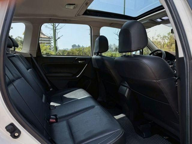 Forester i-L 原鈑 水平對臥引擎搭配四輪驅動 底盤穩定 空間實用 視野開闊 無論市區代步或假日出遊都合適  第11張相片