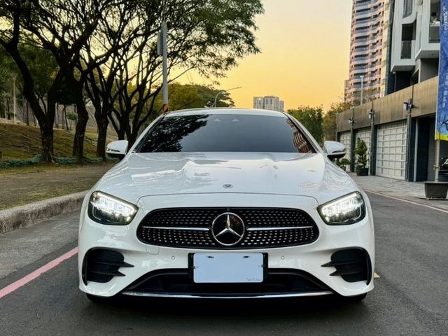 E200 coupe 流線雙門跑格 優雅中帶點運動氣息 內裝質感細膩 操控穩定順暢 兼具帥氣外型與日常舒適豪華轎跑  第2張相片