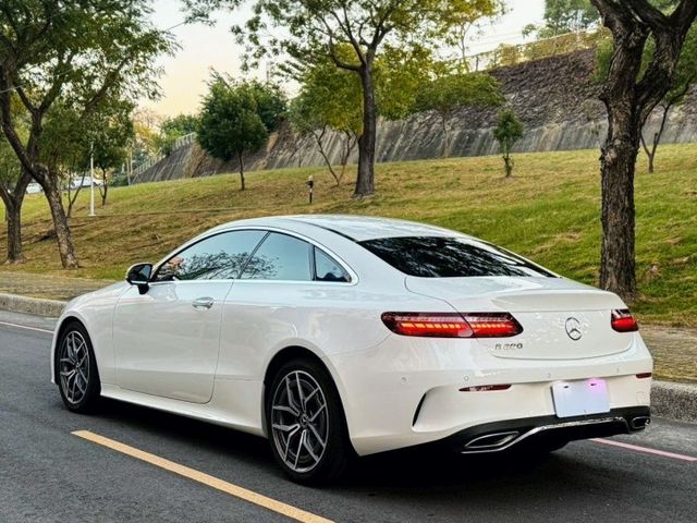 E200 coupe 流線雙門跑格 優雅中帶點運動氣息 內裝質感細膩 操控穩定順暢 兼具帥氣外型與日常舒適豪華轎跑  第3張相片