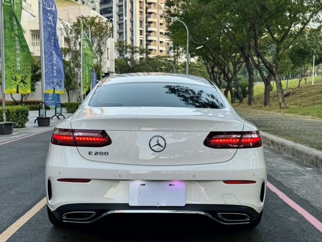 E200 coupe 流線雙門跑格 優雅中帶點運動氣息 內裝質感細膩 操控穩定順暢 兼具帥氣外型與日常舒適豪華轎跑  第4張相片
